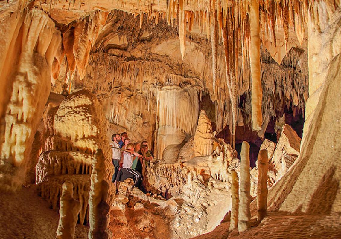 Un grupo explorando el interior de la Cueva Kooringa, en las Cuevas de Wombeyan