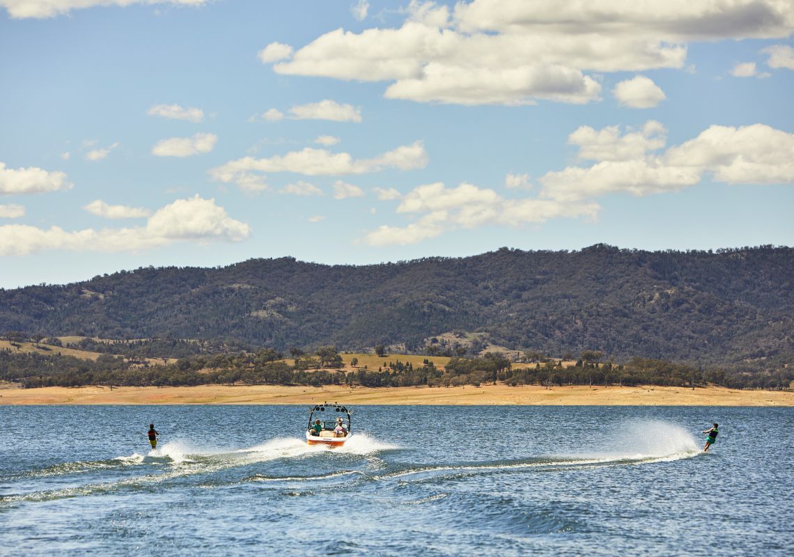 Children water skiing across Lake Burrendong, Mumbil 