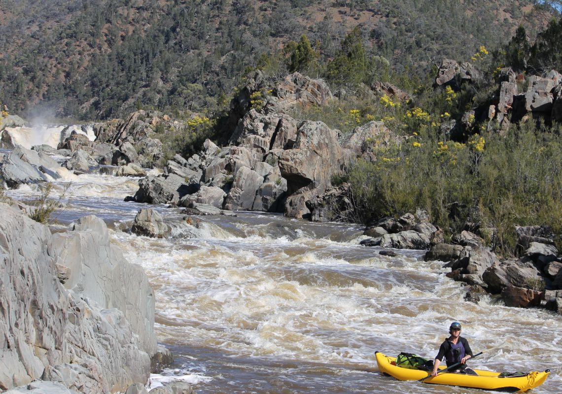 Il fiume innevato sotto Snowy Falls, Byadbo Wilderness 5 day kayak tour