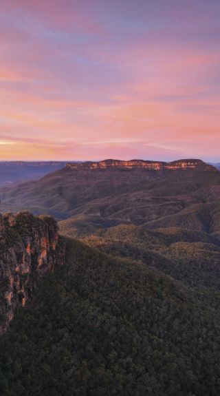 Sunrise over Jamison Valley in the Blue Mountains