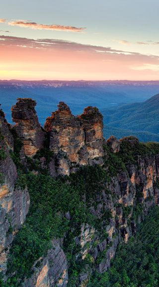 Sunrise over the Three Sisters and Mount Solitary in the Blue Mountains National Park, Katoomba - Credit: Filippo Rivetti