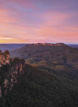 Three Sisters - Sunrise over Jamison Valley in the Blue Mountains