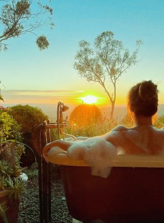 Bath at sunrise at Kookawood Rural Retreat, Blue Mountains 